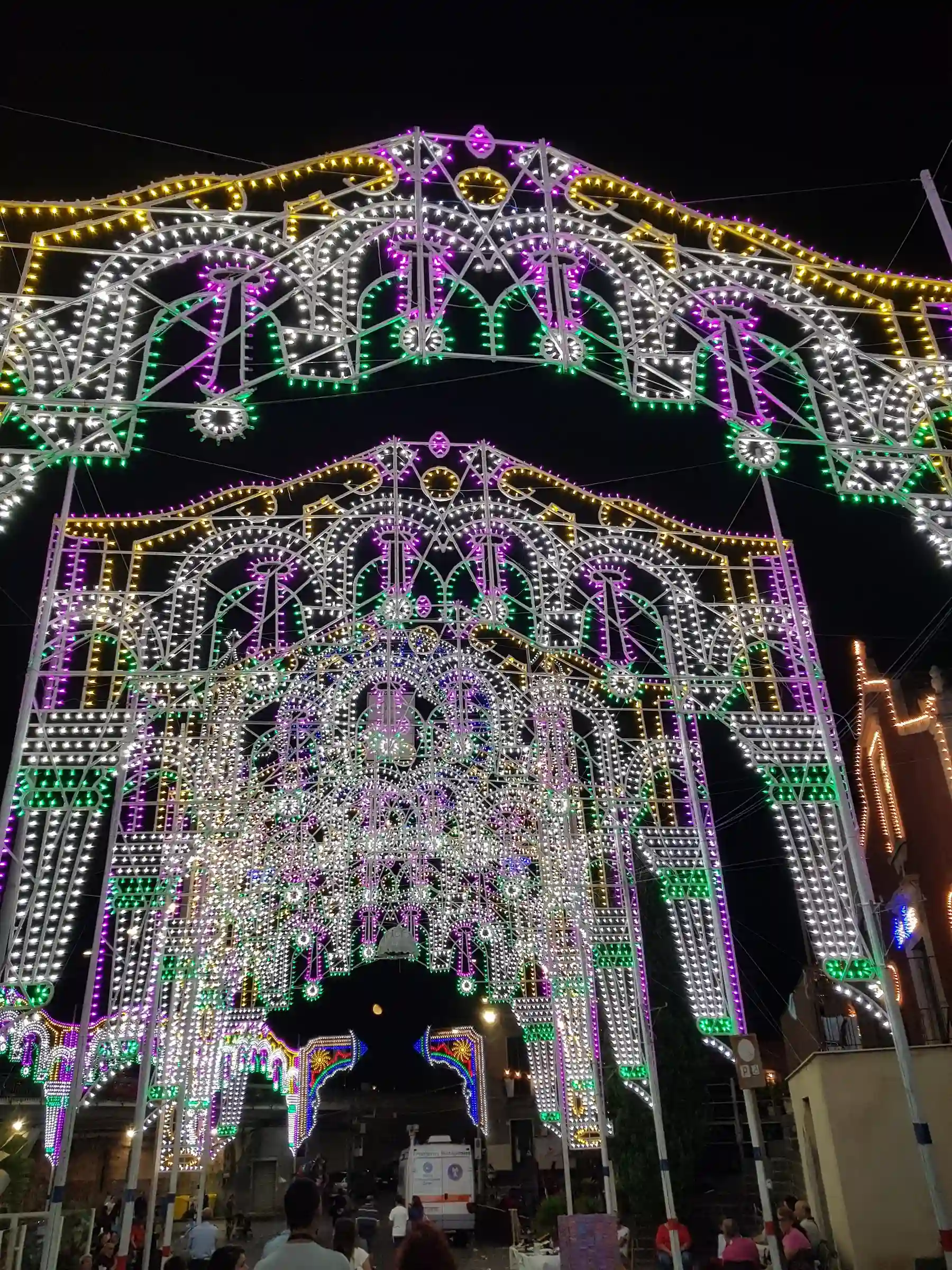Grandi archi di luminarie colorate illuminati nella notte - mercatini di Natale di Catania