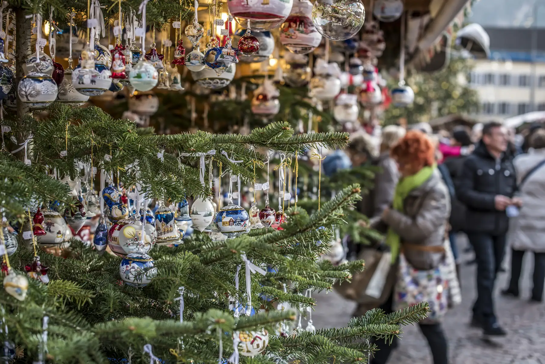 Abete addobbato con palline di vetro tra i visitatori - mercatini di Natale di Giarre