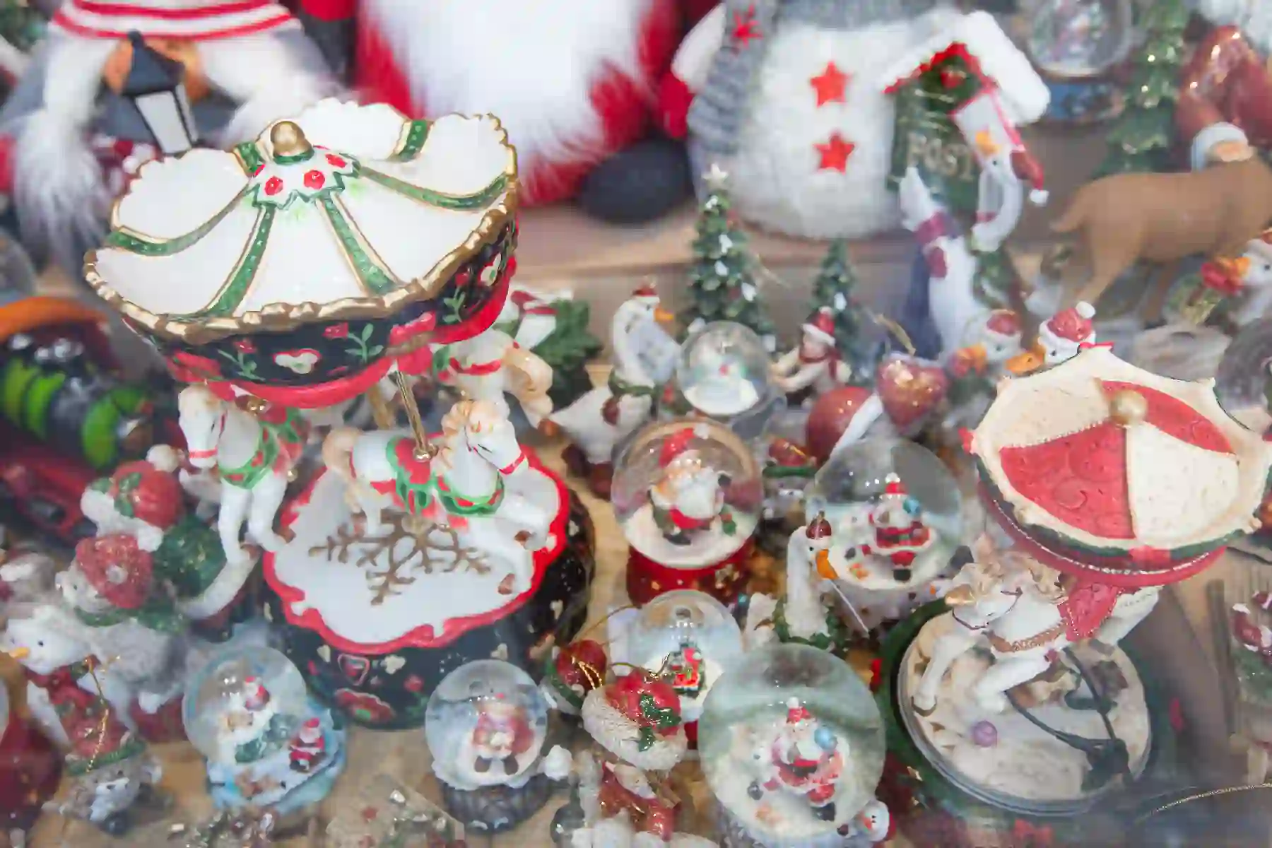 Bancarella con palle di neve, Babbi Natale e carillon natalizi - mercatini di Natale di Rieti