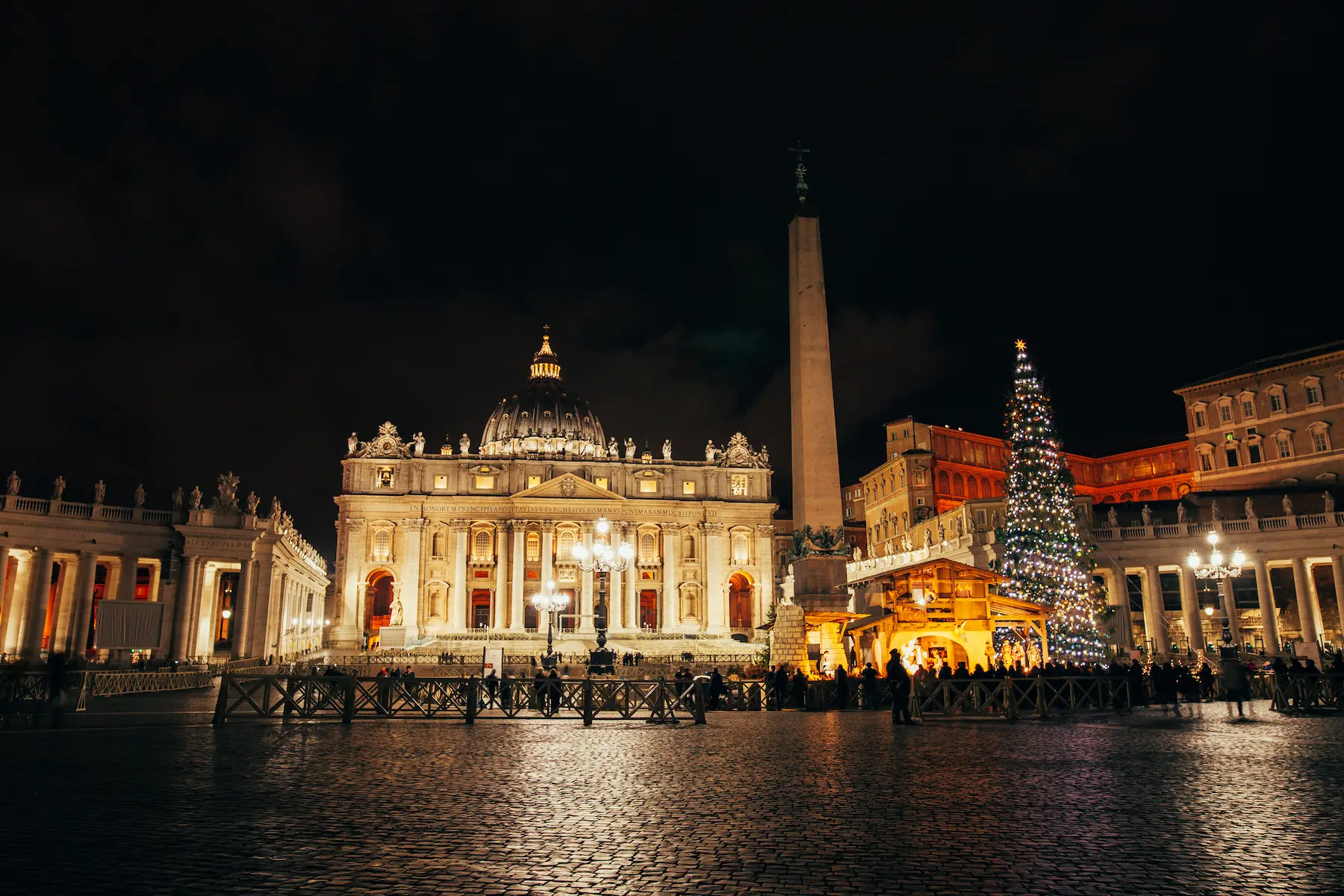 Piazza San Pietro di sera con la basilica illuminata, l'obelisco e il grande albero di Natale - mercatini di Natale di Roma