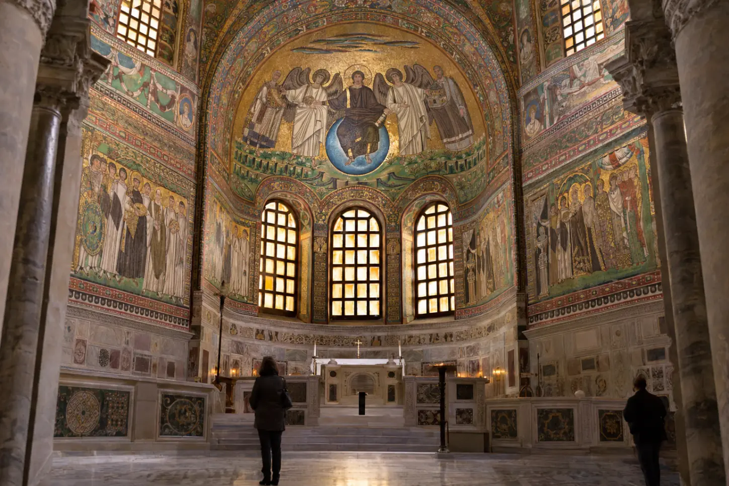 I mosaici dorati bizantini dell'abside della Basilica di San Vitale a Ravenna, illuminati da una luce calda