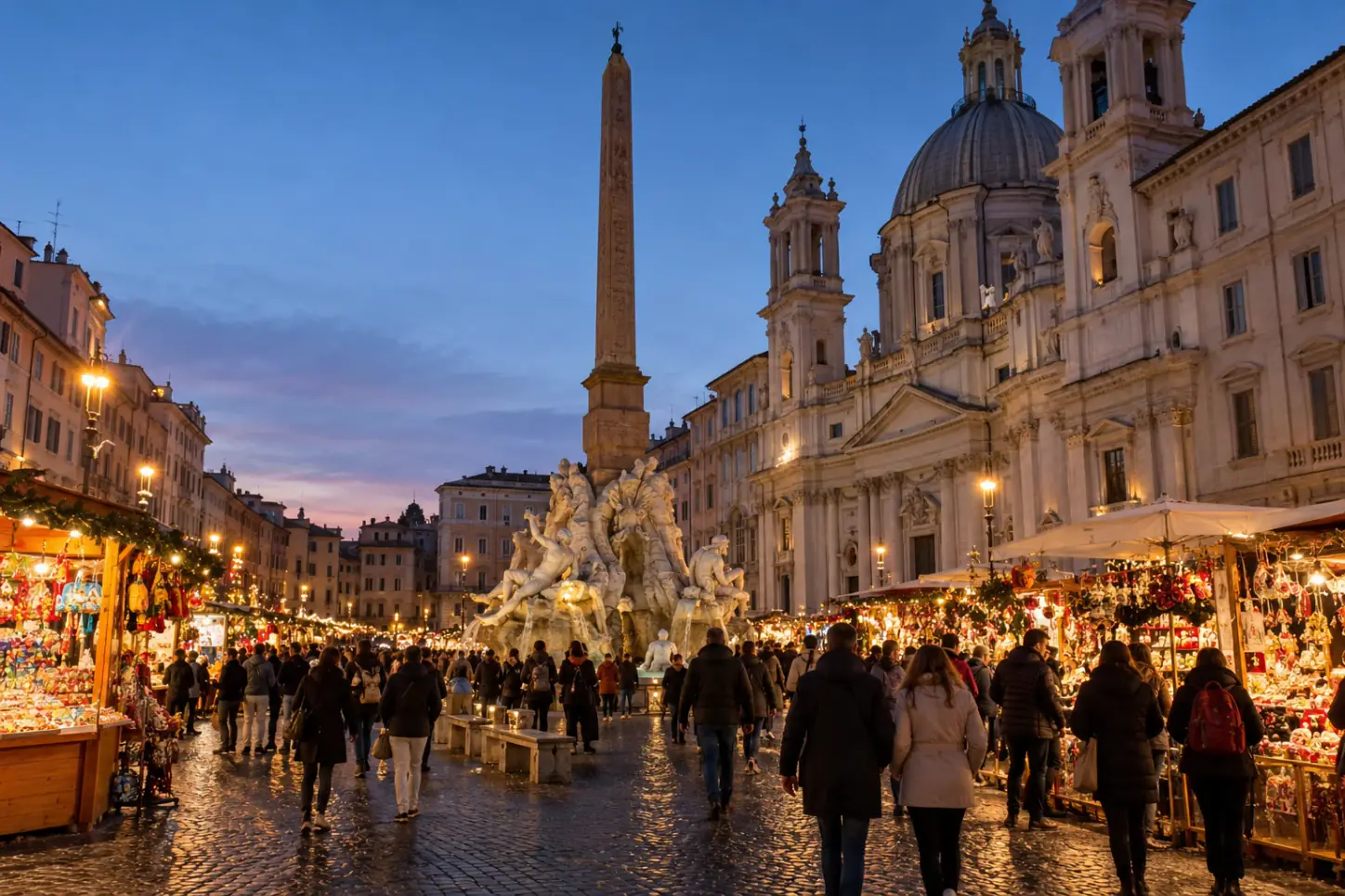 Piazza Navona a Roma con le bancarelle di Natale e la Fontana dei Quattro Fiumi di Bernini illuminata al crepuscolo