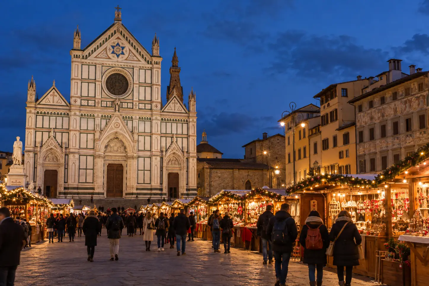 Il mercatino di Natale di Piazza Santa Croce a Firenze, con le casette di legno davanti alla facciata in marmo della basilica
