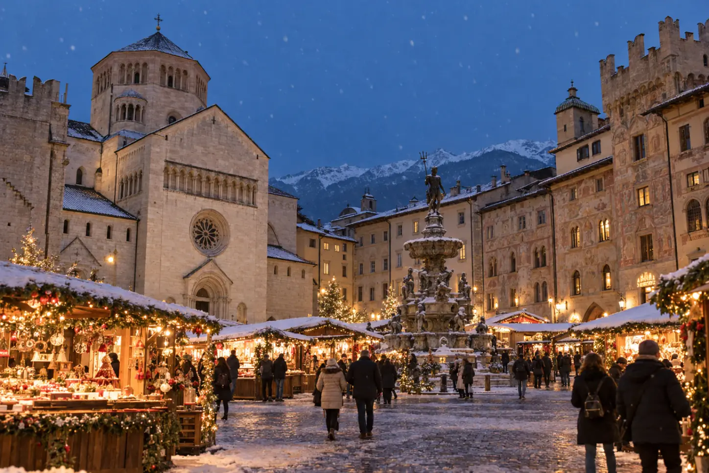 Il mercatino di Natale di Trento in Piazza Duomo, con la Fontana del Nettuno, la cattedrale di San Vigilio e le montagne dietro i tetti