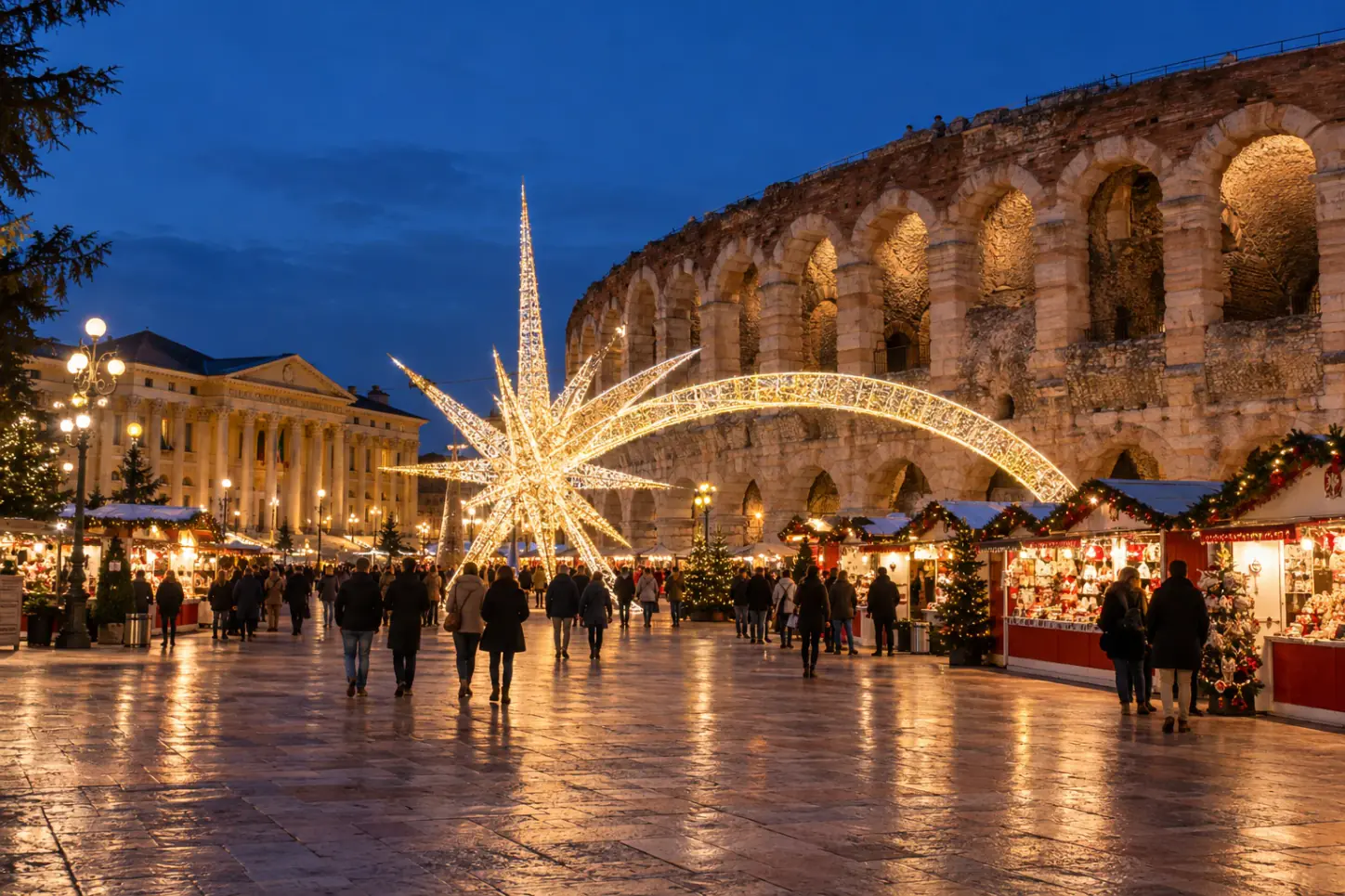 Il Christkindlmarkt in Piazza Bra a Verona al crepuscolo, con la grande stella cometa luminosa accanto all'Arena romana e Palazzo Barbieri sullo sfondo